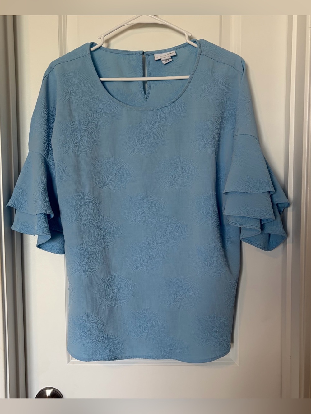 Liz Claiborne Cable & Gauge Light Blue Ruffle Sleeve Blouse
Size L